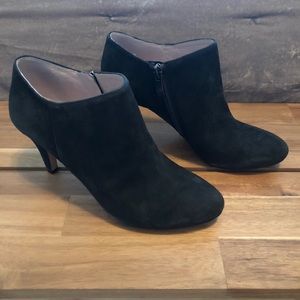 SOLD‼️ Vince Camuto Navy Booties